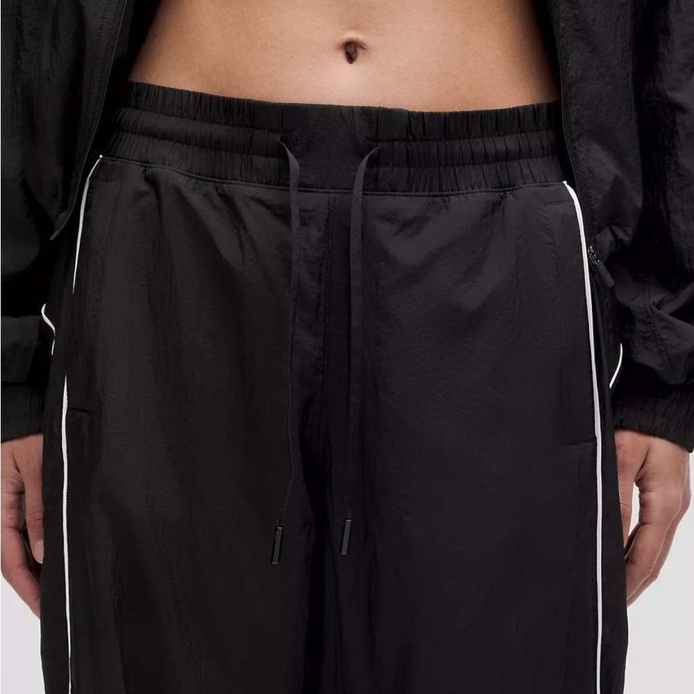 License to Train Mid-Rise Lightweight Jogger NWT